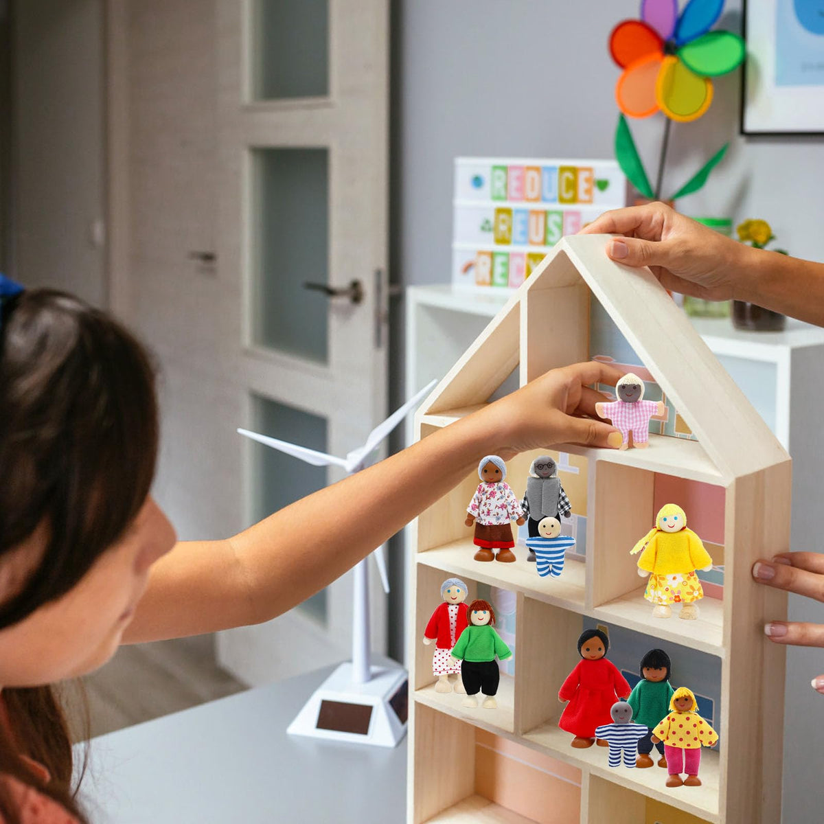 Wooden Dollhouse Family Set 23 Pieces O462391